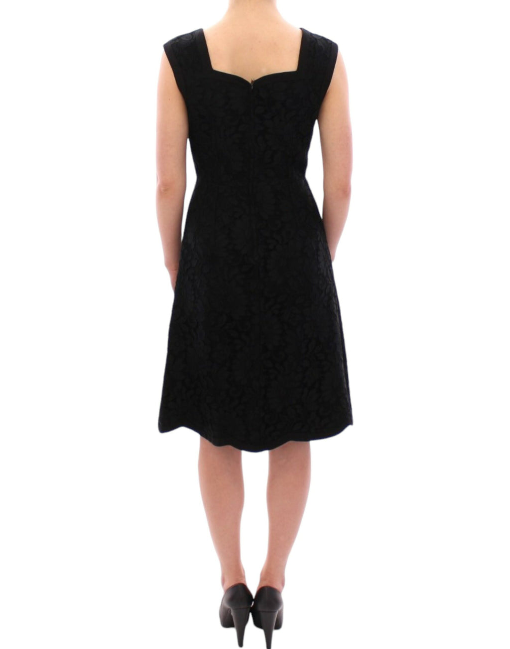 Robe noire en dentelle florale Dolce & Gabbana Sicily, défilé de mode, détails élégants et tissu délicat visible.