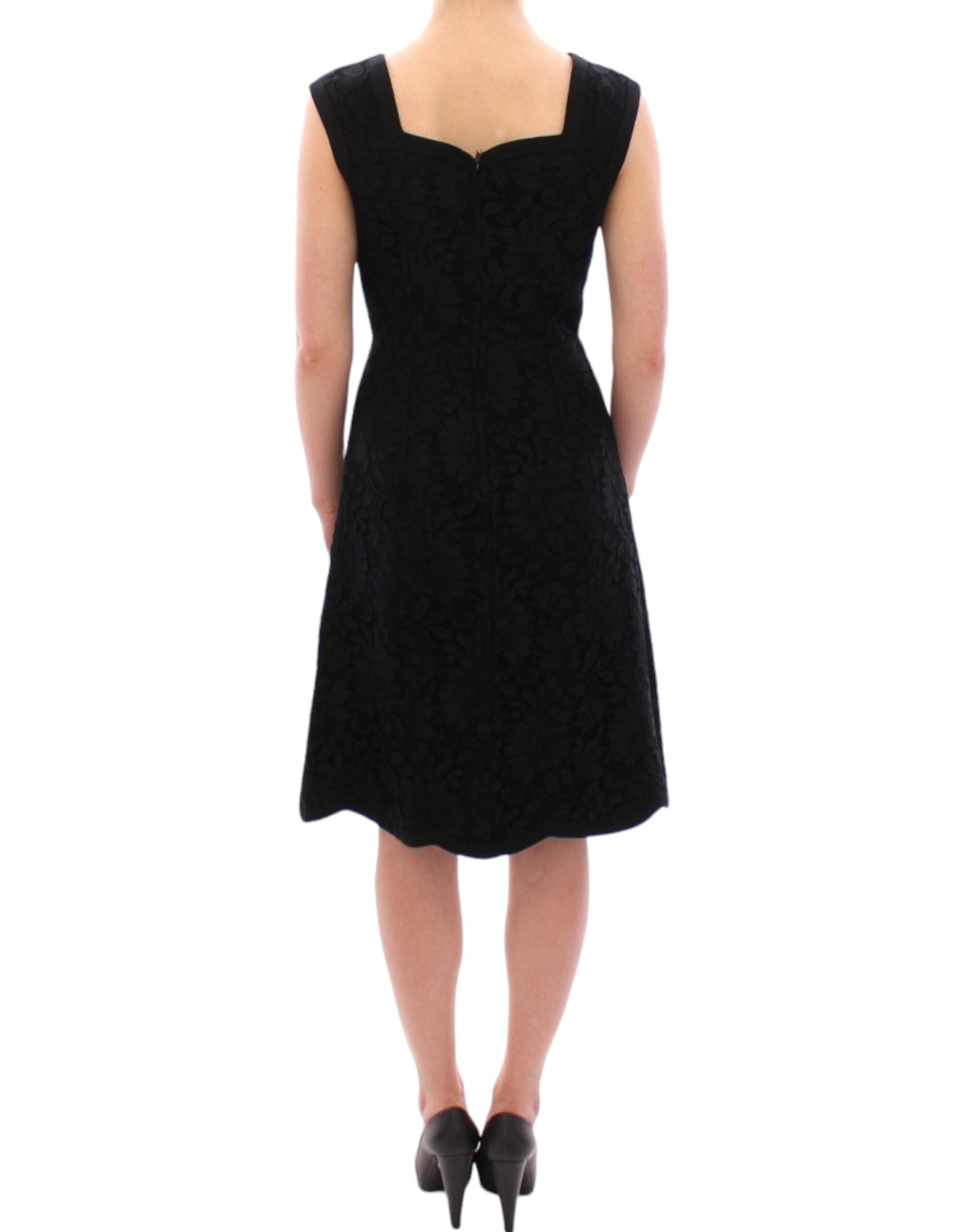 Robe noire en dentelle florale Dolce & Gabbana Sicily, défilé de mode, détails élégants et tissu délicat visible.