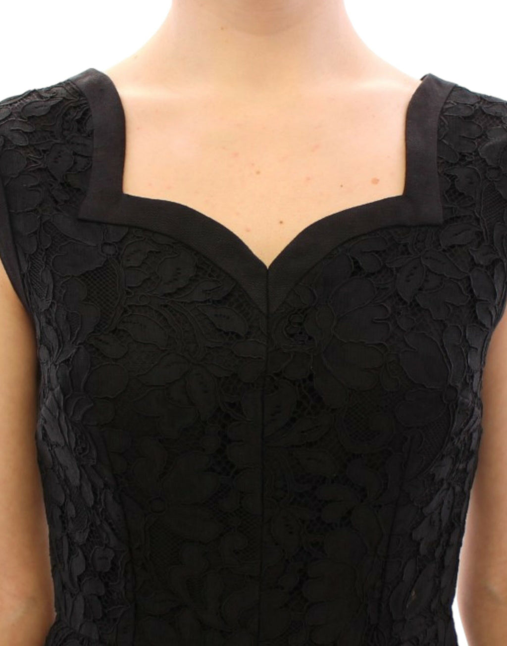 Robe Dolce & Gabbana en dentelle noire à fleurs, style runway Sicily, vêtement élégant et sophistiqué.