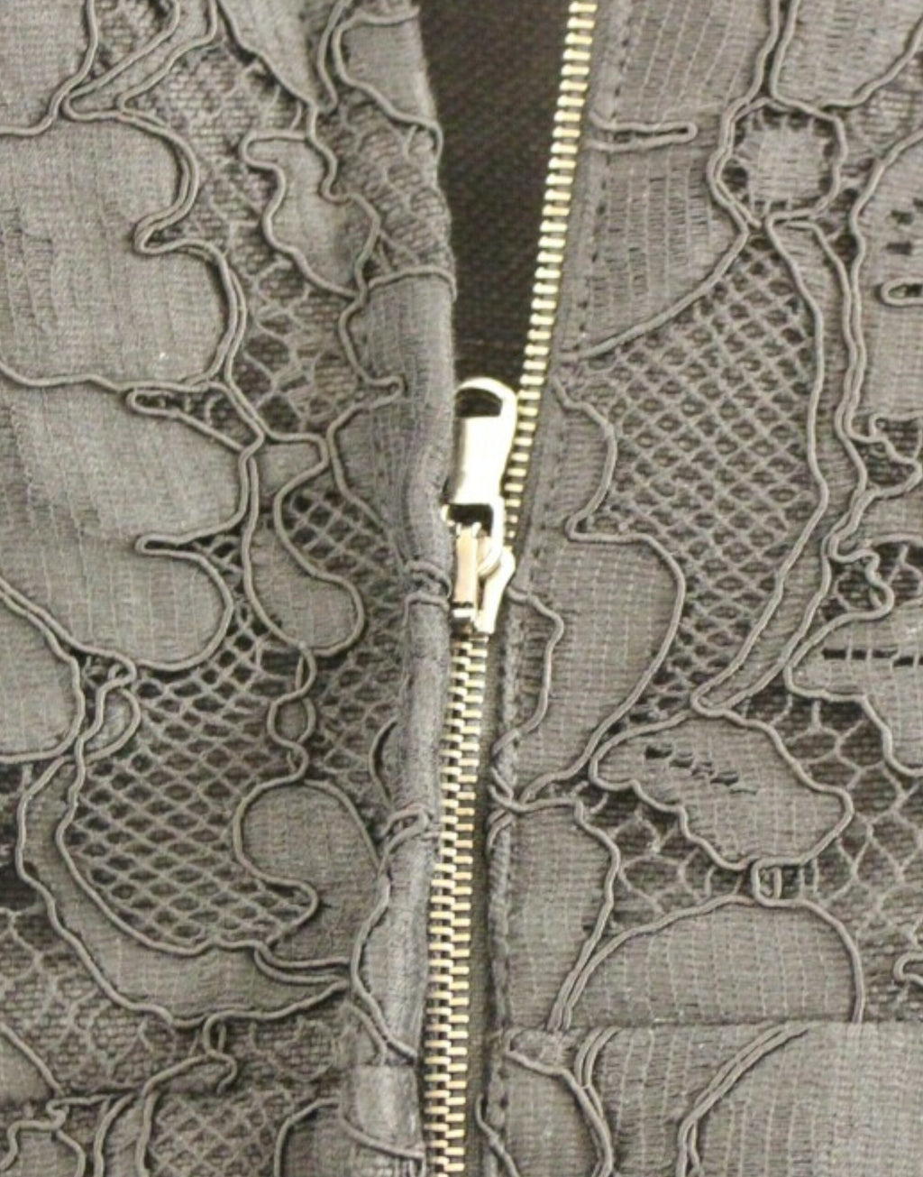 Robe noire Dolce & Gabbana en dentelle florale Sicilia, style runway élégante, vue de face avec détails de couture.