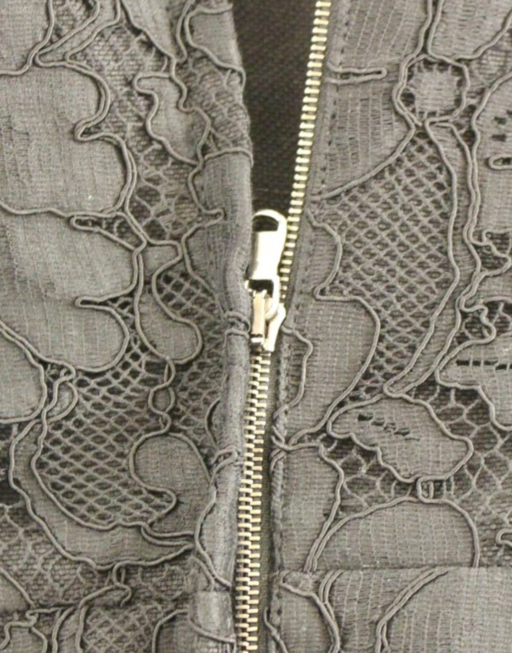 Robe noire Dolce & Gabbana en dentelle florale Sicilia, style runway élégante, vue de face avec détails de couture.