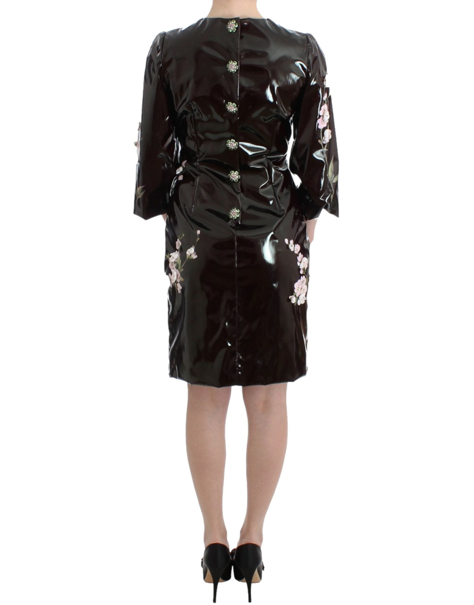 Robe noire en cuir brillant avec fleurs peintes à la main de Dolce & Gabbana, style élégant et sophistiqué.
