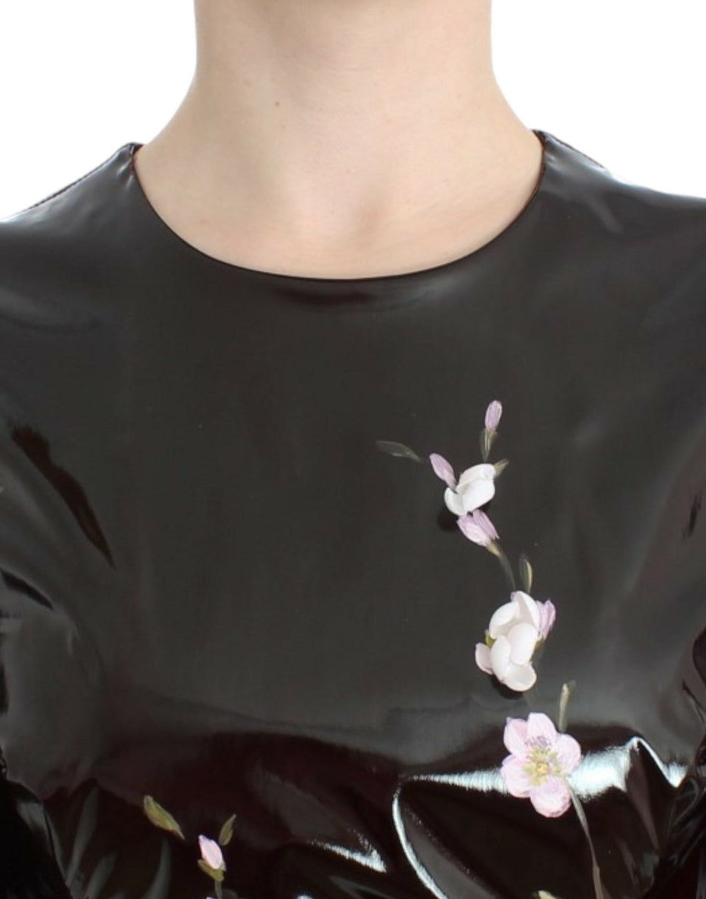 Robe noire en PVC verni à fleurs peintes à la main par Dolce & Gabbana, élégante et sophistiquée.