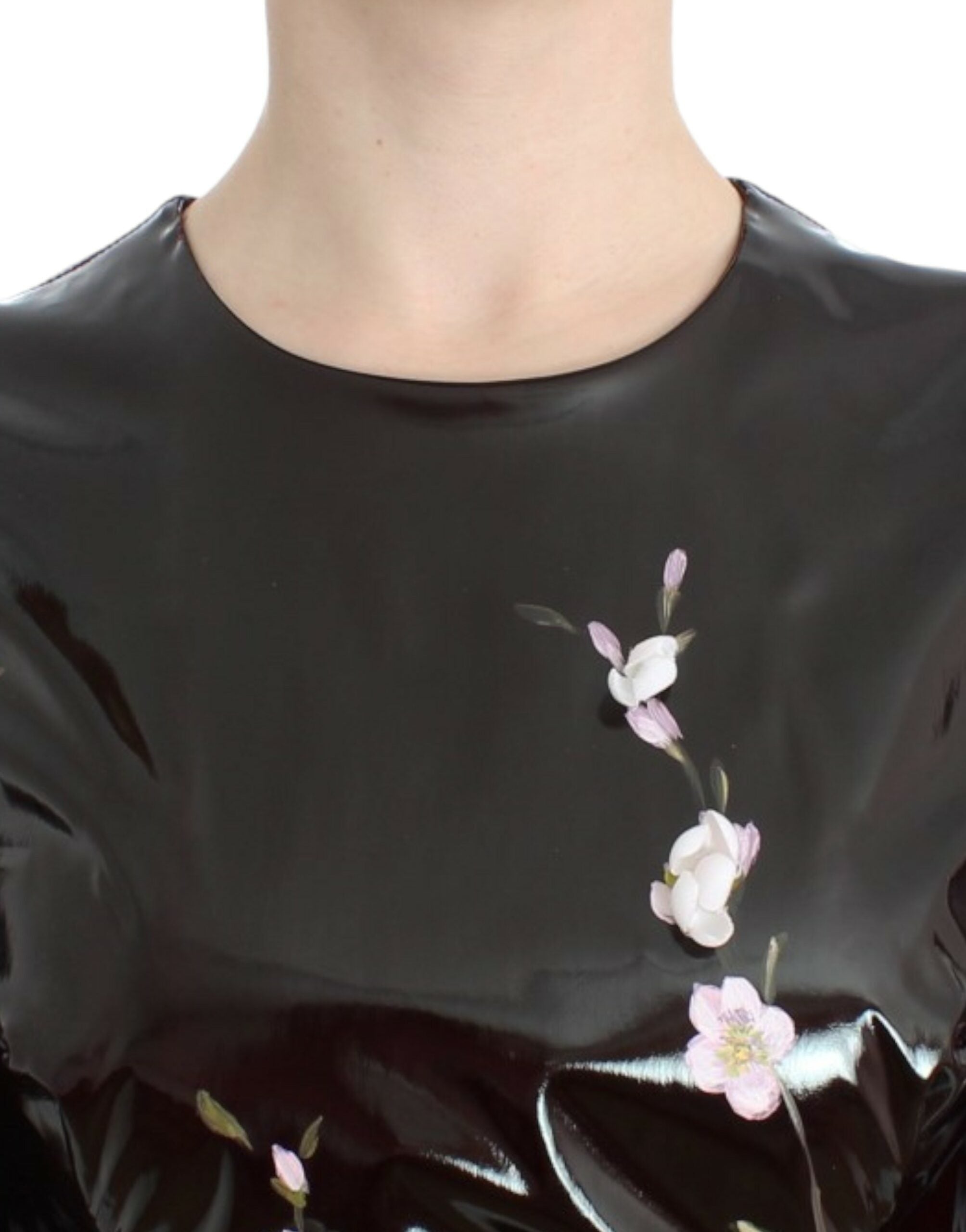 Robe noire en PVC verni à fleurs peintes à la main par Dolce & Gabbana, élégante et sophistiquée.