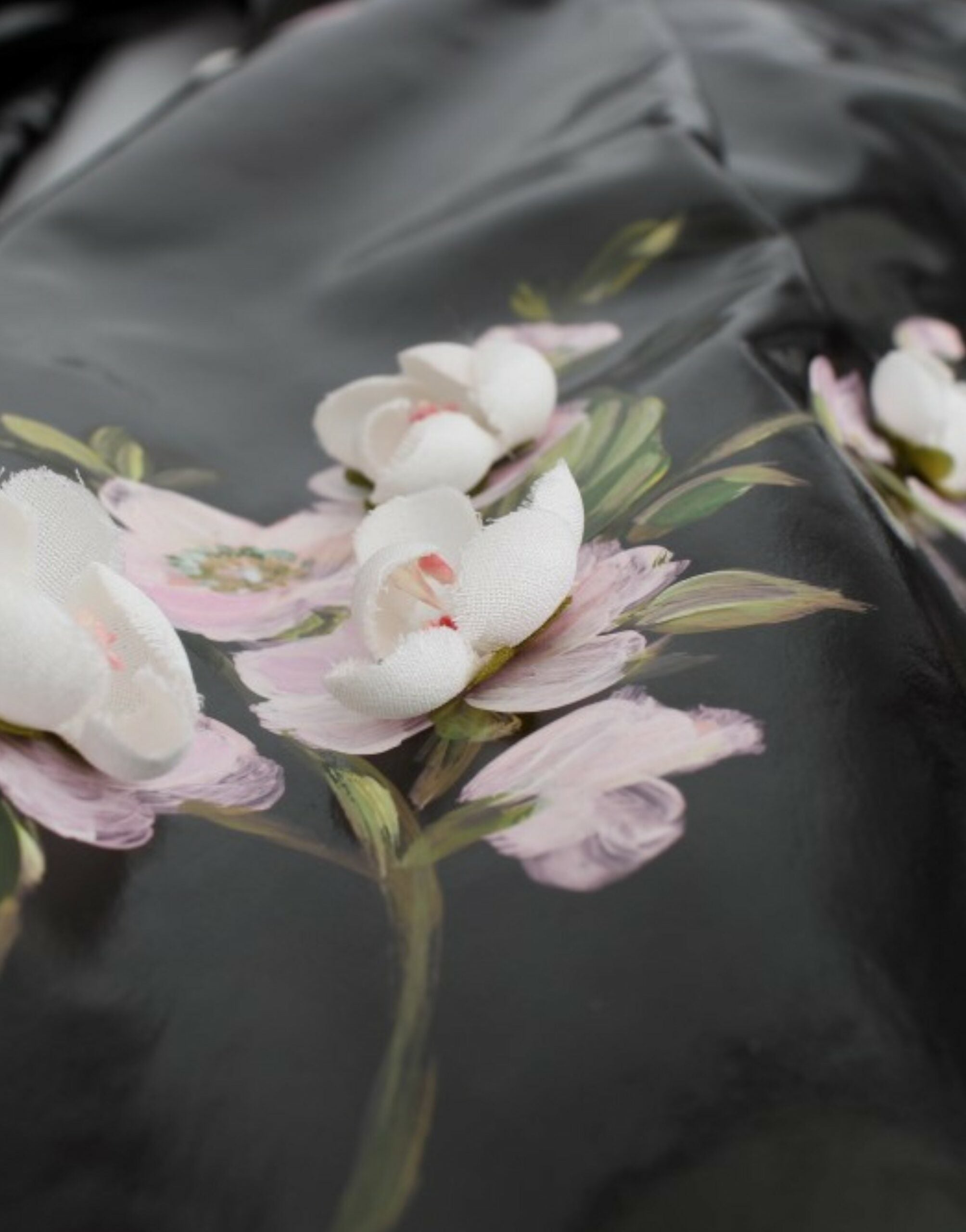 Robe noire en laque florale peinte à la main de Dolce & Gabbana, élégante et sophistiquée, avec détails floraux artistiques visibles.