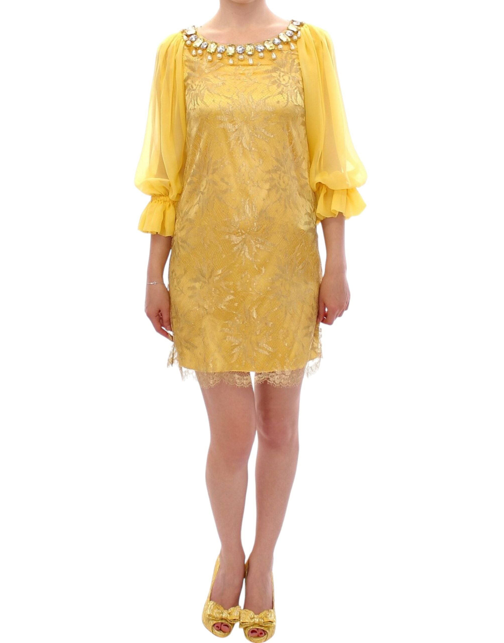 Robe courte en dentelle jaune Dolce & Gabbana ornée de cristaux, style élégant et glamour pour une occasion spéciale.