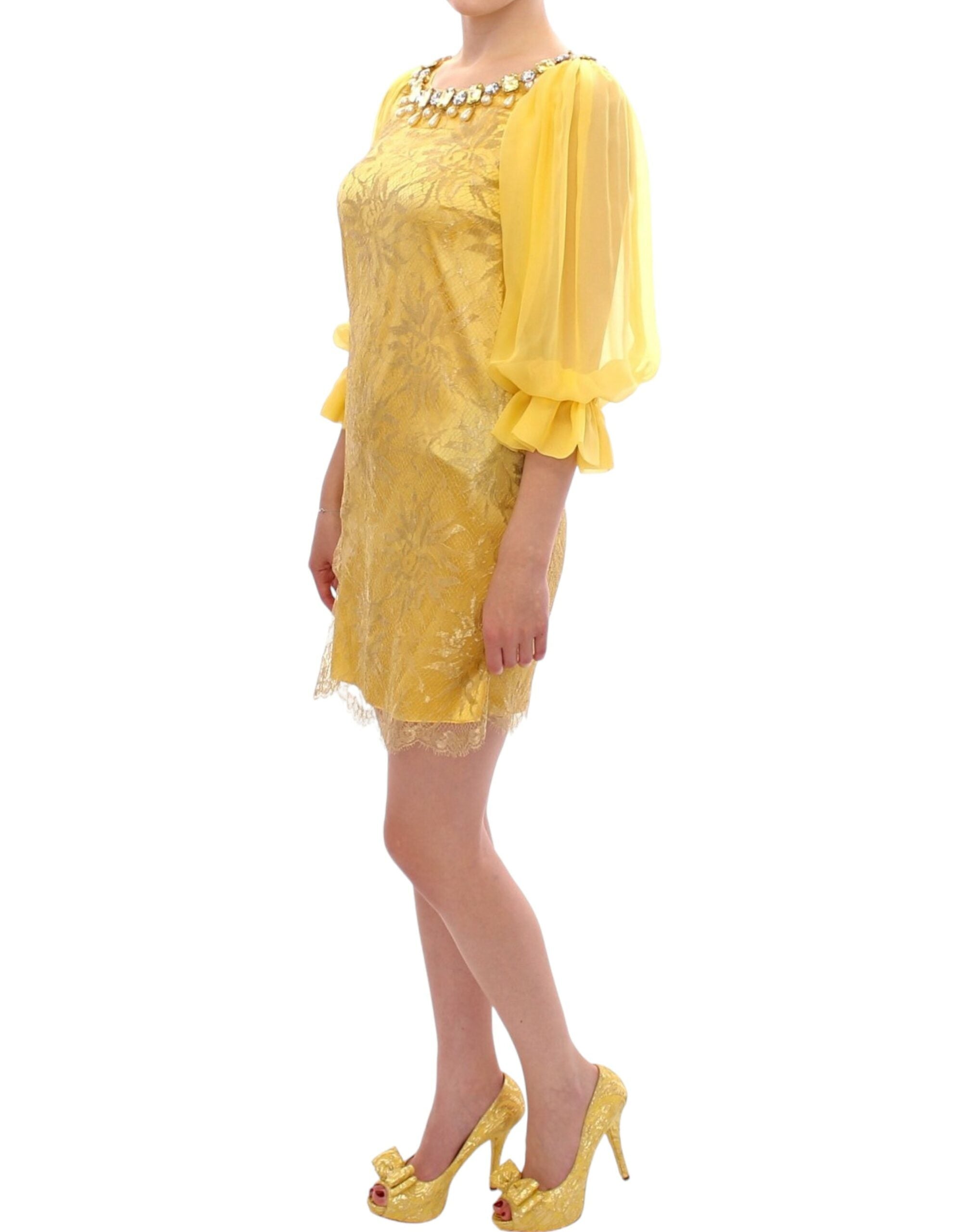 Robe courte en dentelle jaune avec cristaux de Dolce & Gabbana, détails élégants et finition sophistiquée.