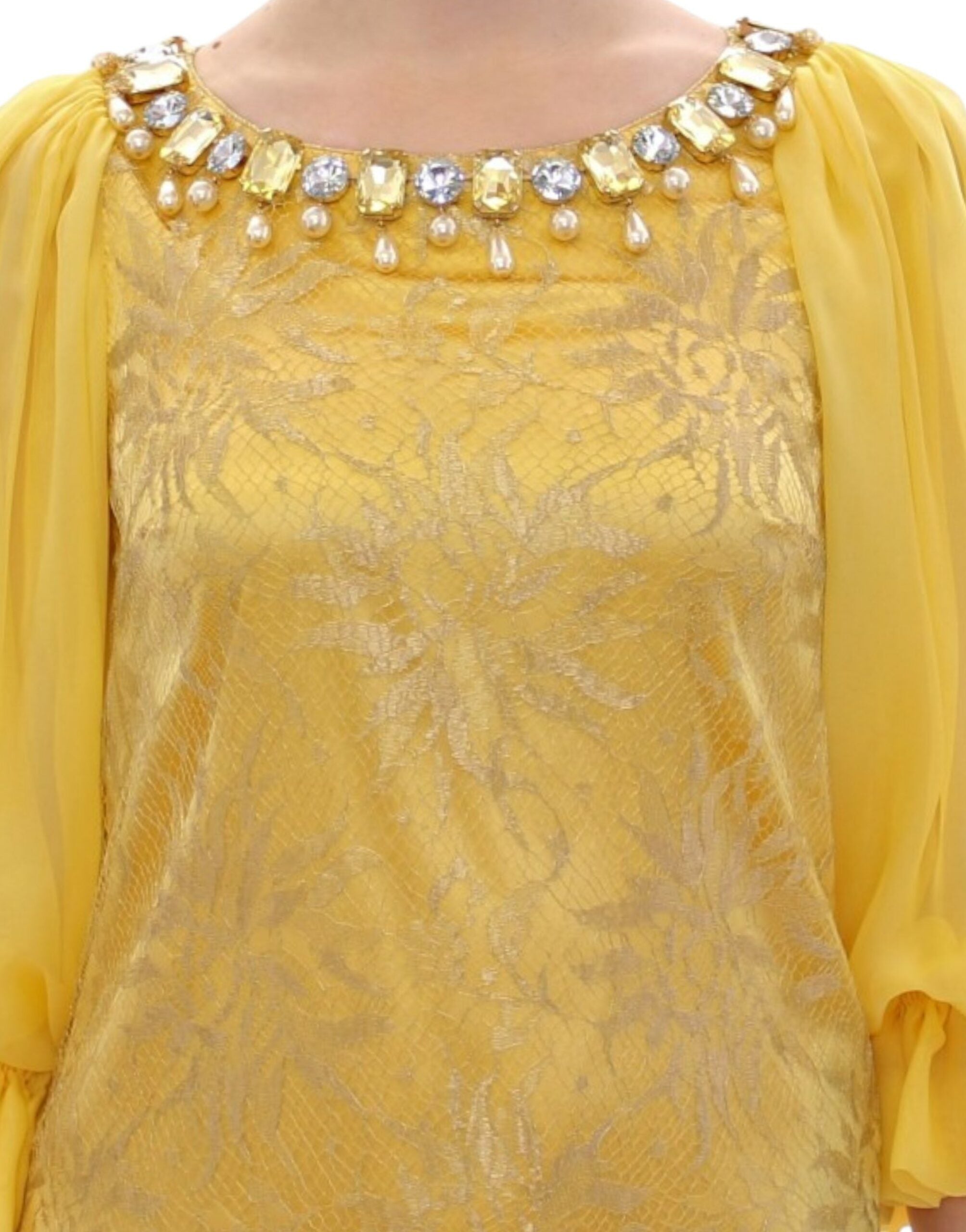 Robe courte en dentelle jaune avec cristaux de Dolce & Gabbana, silhouette élégante et détails raffinés.