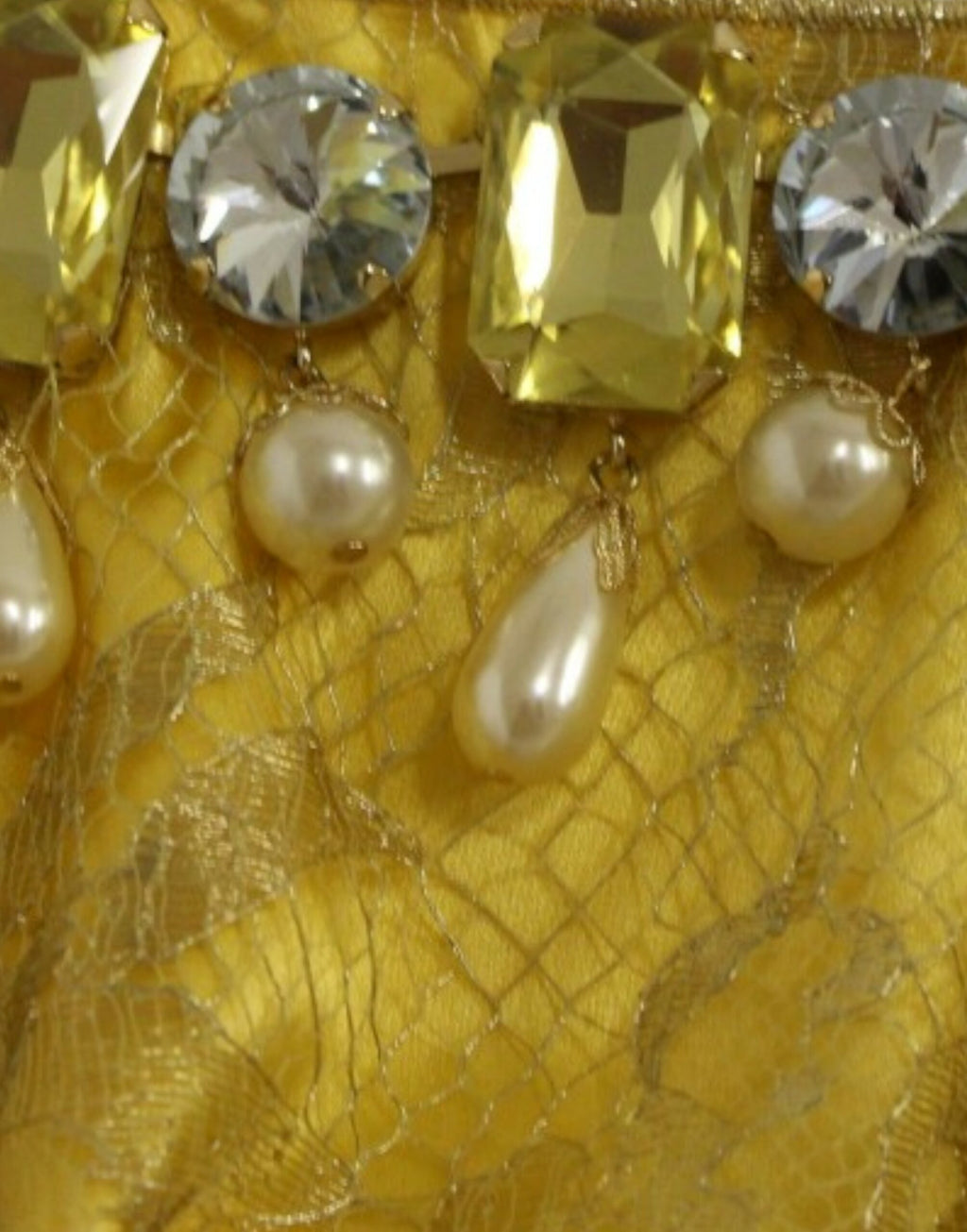 Robe courte en dentelle jaune Dolce & Gabbana avec cristaux, élégante et sophistiquée, vue de face.