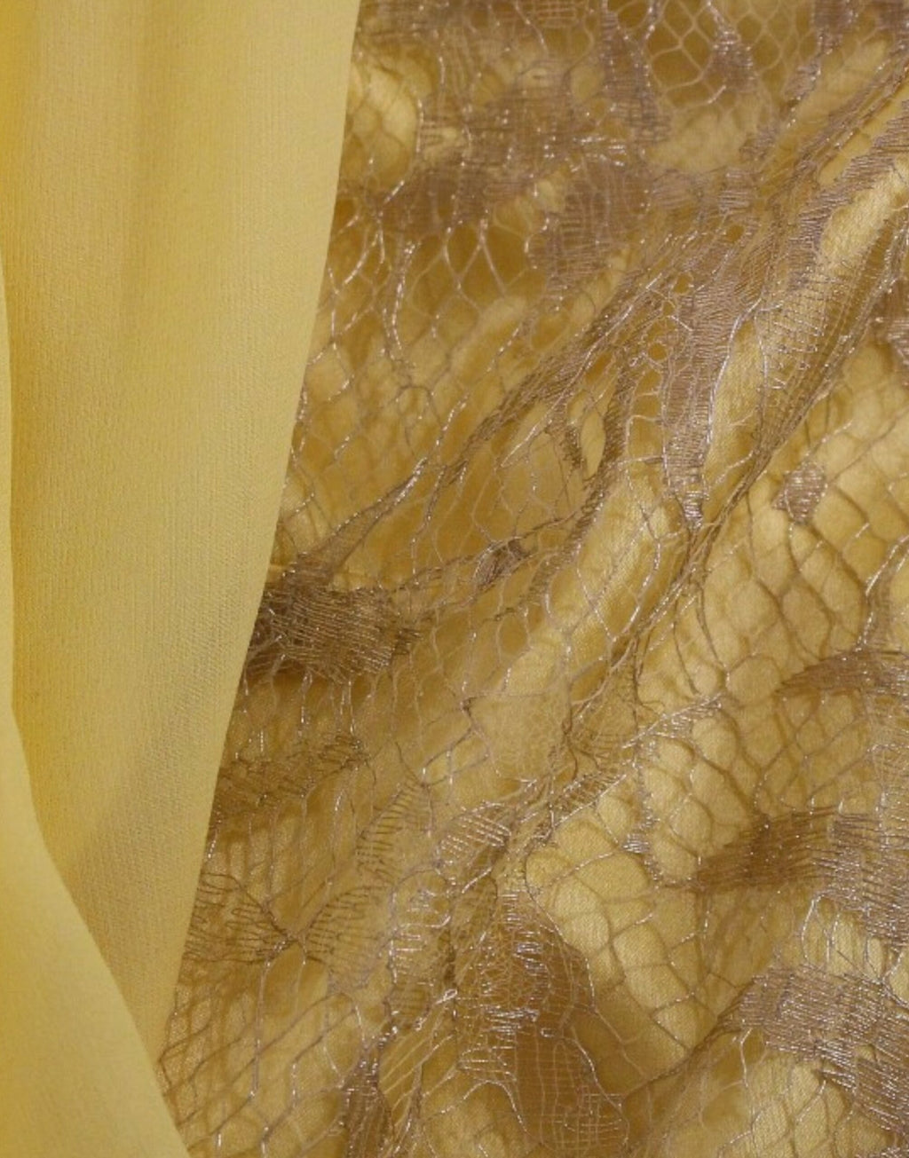 Robe mini en dentelle jaune avec cristaux de Dolce & Gabbana, vêtement élégant et sophistiqué.