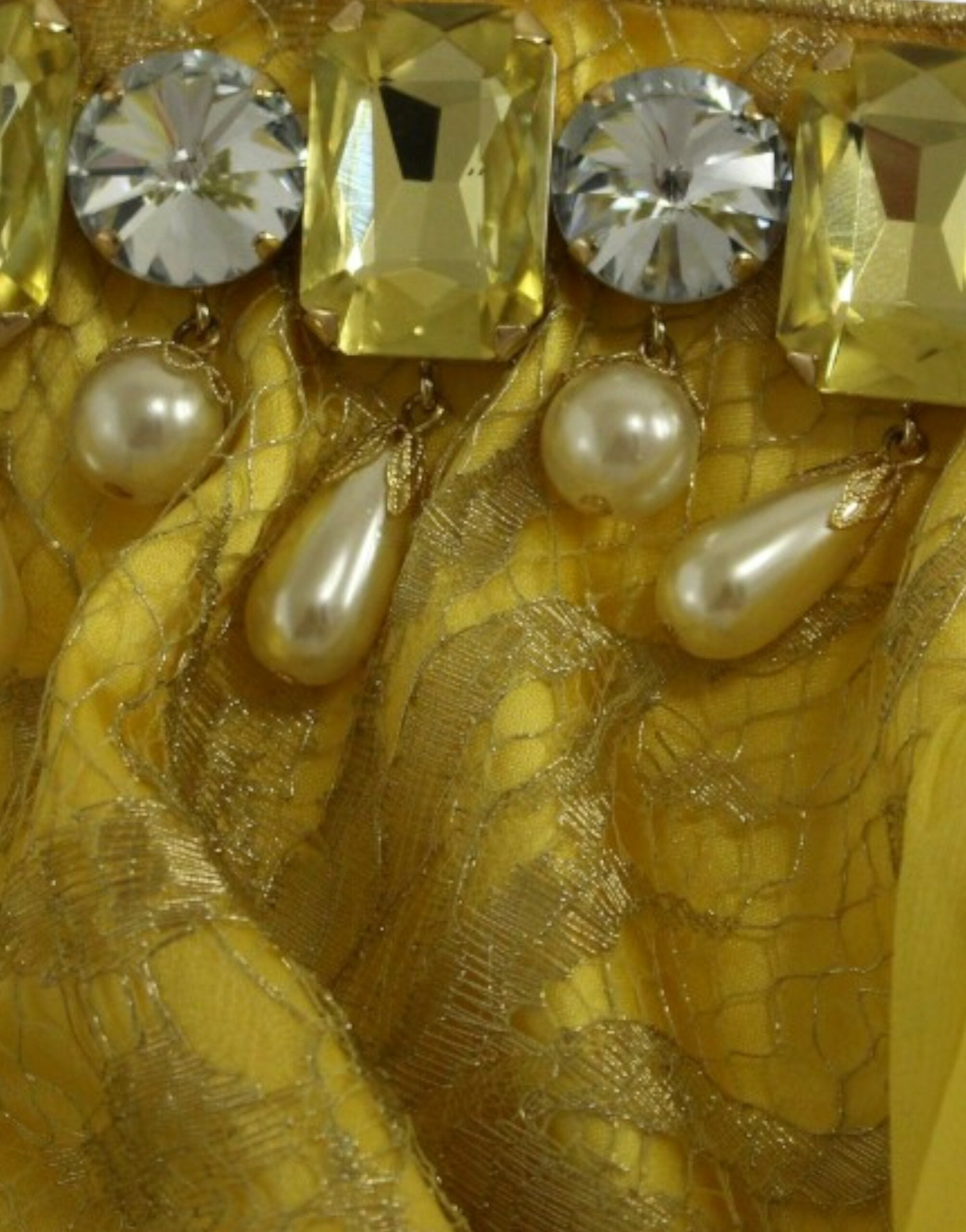 Robe courte en dentelle jaune Dolce & Gabbana ornée de cristaux, élégante et sophistiquée, vue de face sur un fond neutre.