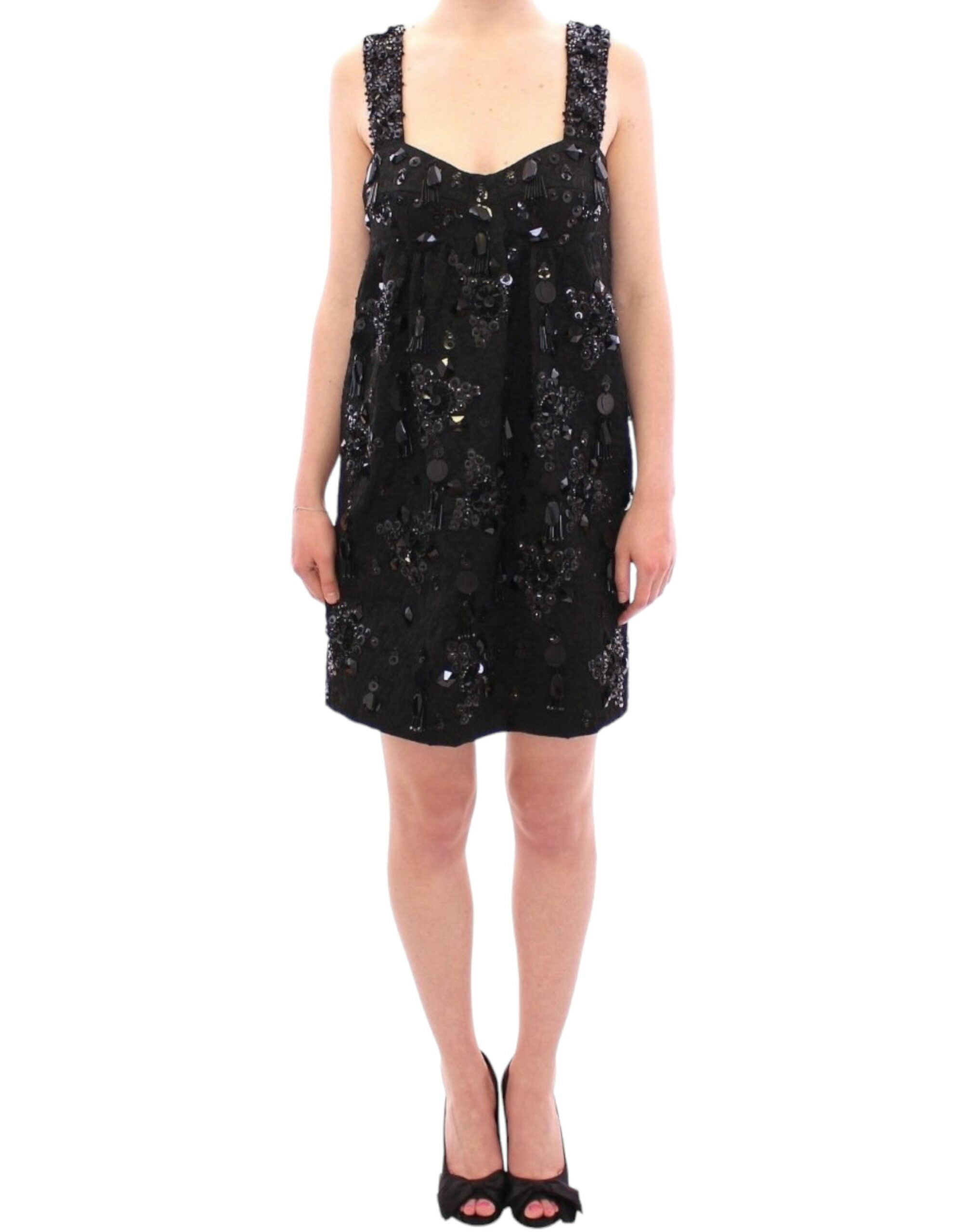 Robe noire Dolce & Gabbana avec motifs floraux en cristaux, élégante et sophistiquée, portée en soirée.