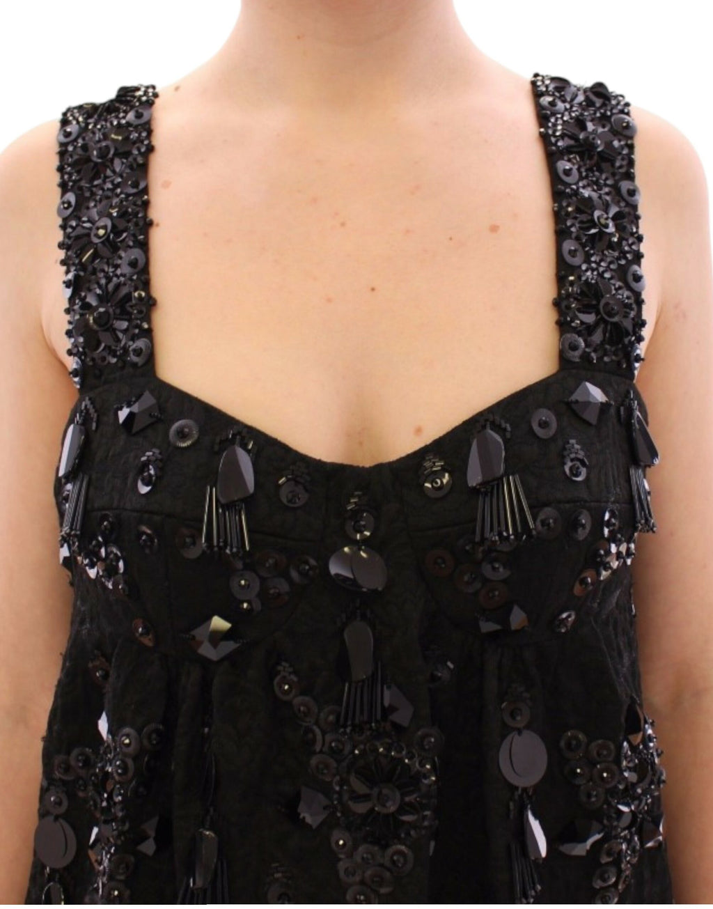 Robe noire Dolce & Gabbana à fleurs avec cristaux, style élégant et sophistiqué, détail de la robe avec motifs floraux et embellissements.