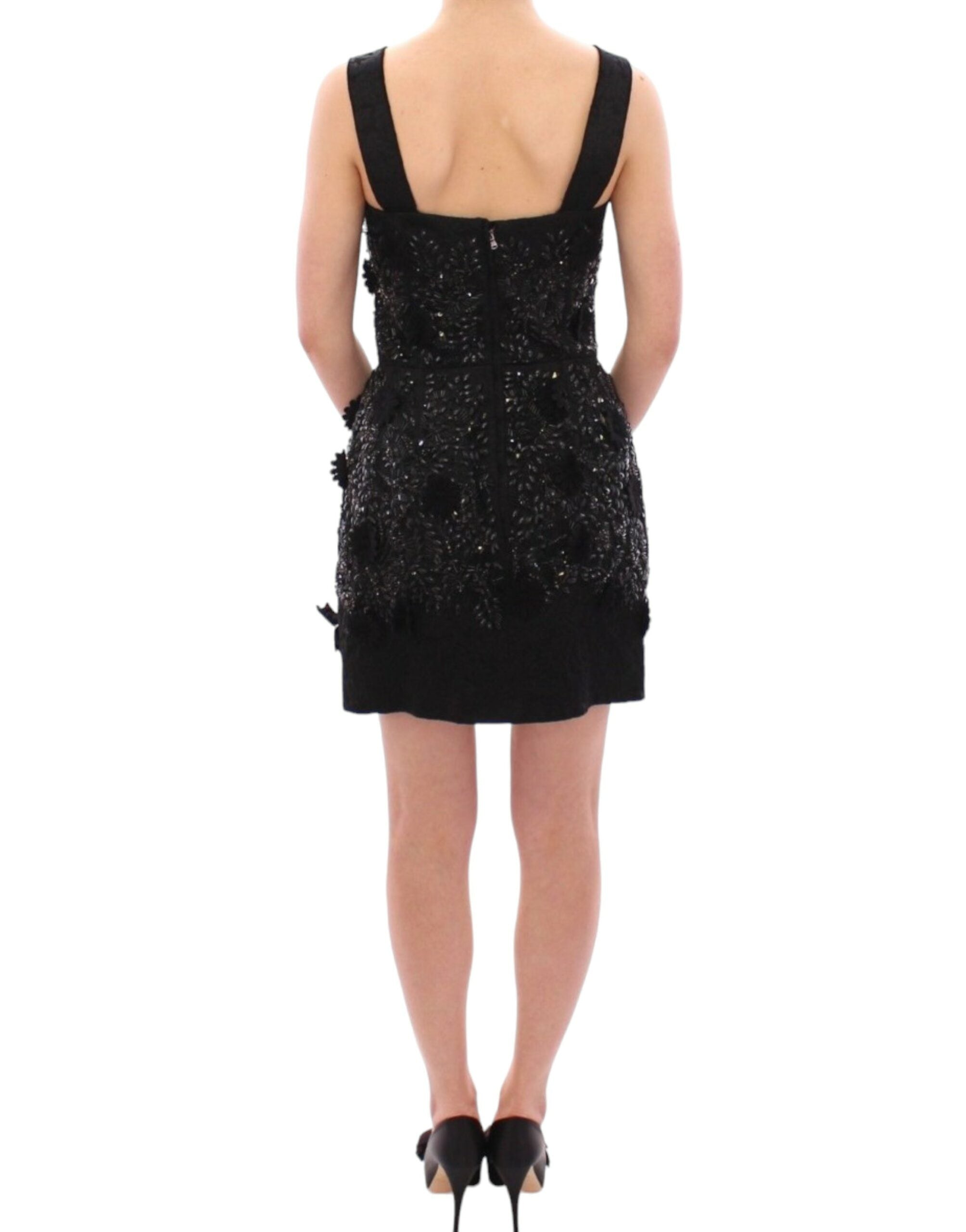 Robe noire Dolce & Gabbana à motifs floraux avec cristaux, élégante et sophistiquée, vue de face.