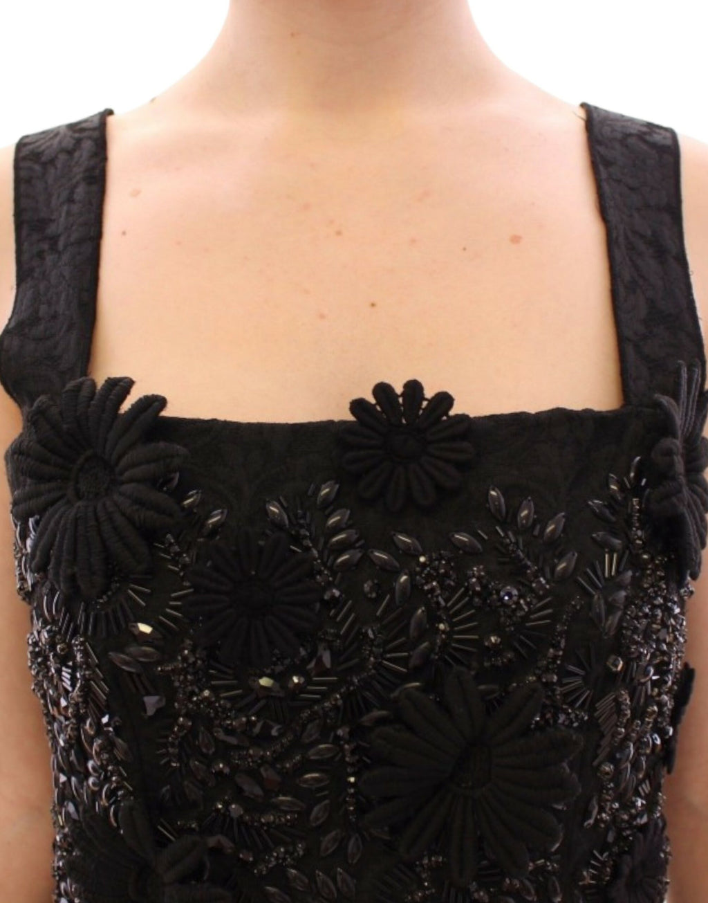 Robe noire Dolce & Gabbana avec fleurs en cristaux, design élégant et sophistiqué, détails floraux brodés et finition raffinée.