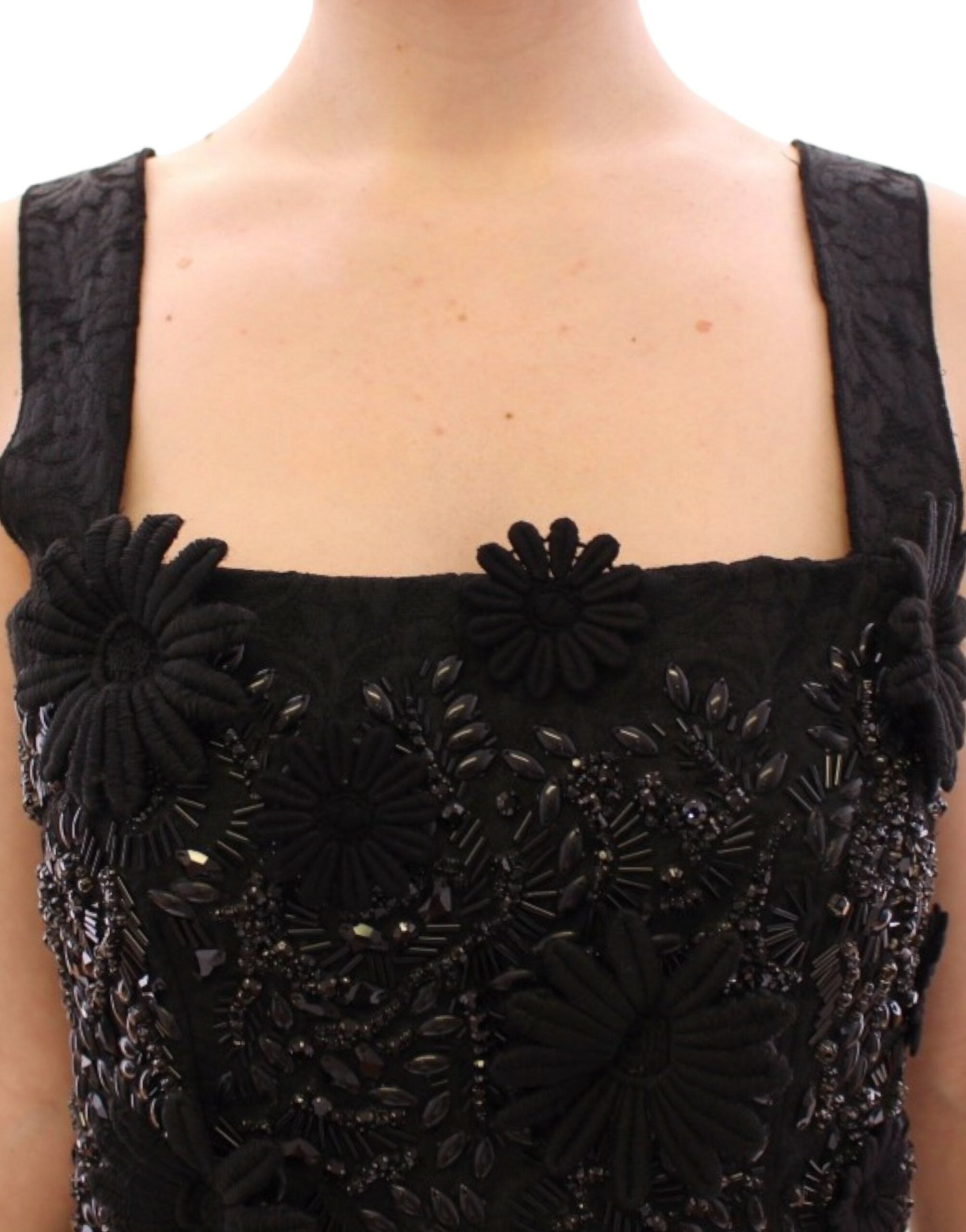 Robe noire Dolce & Gabbana avec fleurs en cristaux, design élégant et sophistiqué, détails floraux brodés et finition raffinée.