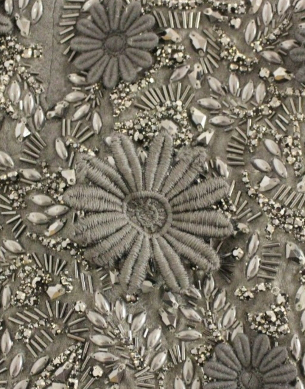 Robe noire Dolce & Gabbana à fleurs avec cristaux, élégante et ornée de détails floraux, vue de face.