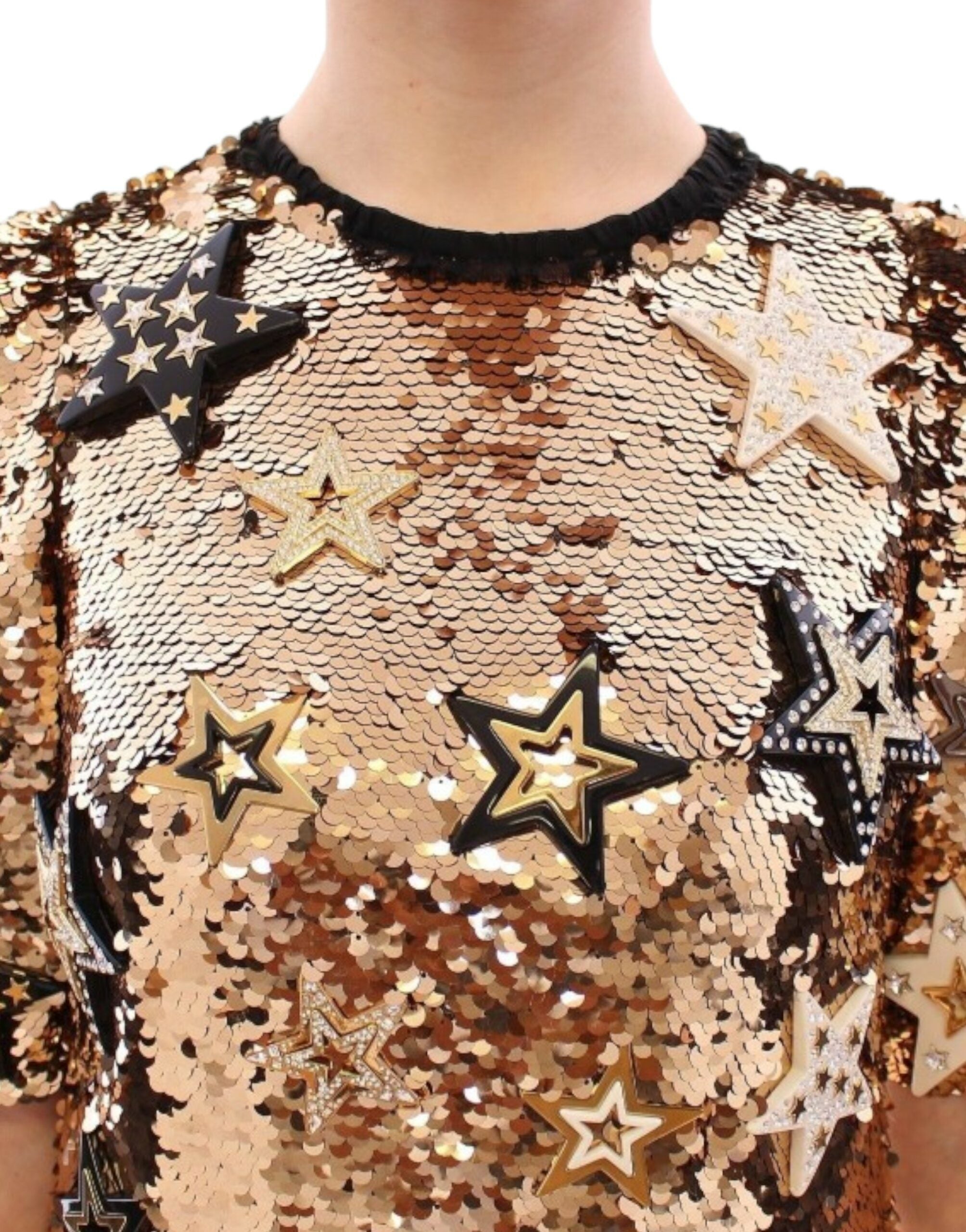 Robe Dolce & Gabbana Masterpiece en sequins dorés et cristaux Swarovski, élégante et brillante, vue de face sur fond neutre.