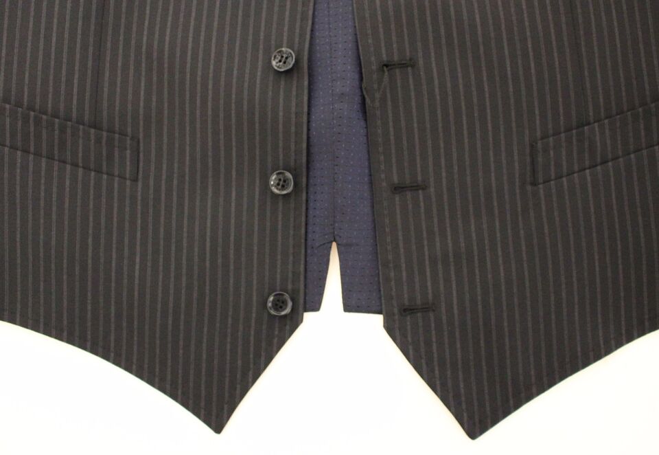 Gilet formel gris Dolce & Gabbana en tissu extensible, détail élégant pour occasion spéciale.