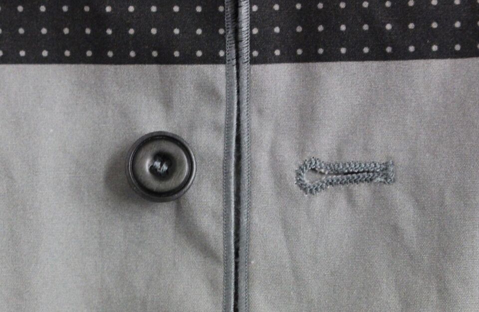 Gilet Dolce & Gabbana gris à pois, veste élégante en tissu léger, porté sur un mannequin.
