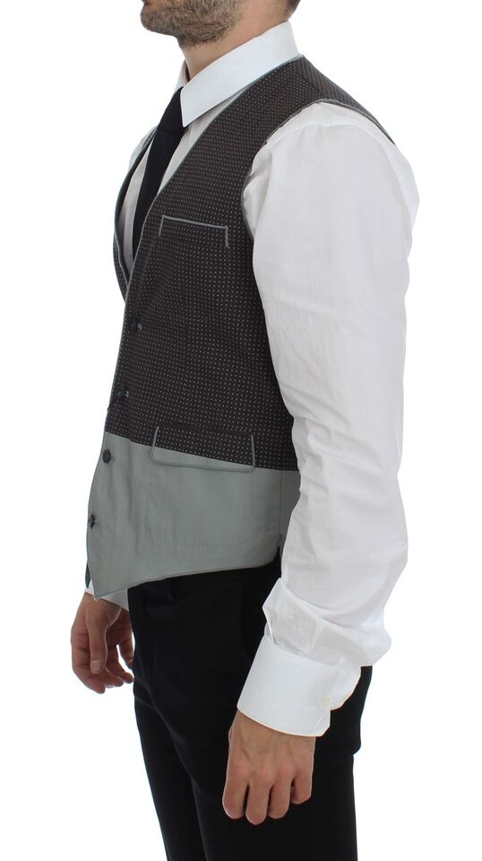 Gilet Dolce & Gabbana gris à pois blancs, veste élégante en tissu léger, porté sur un mannequin.