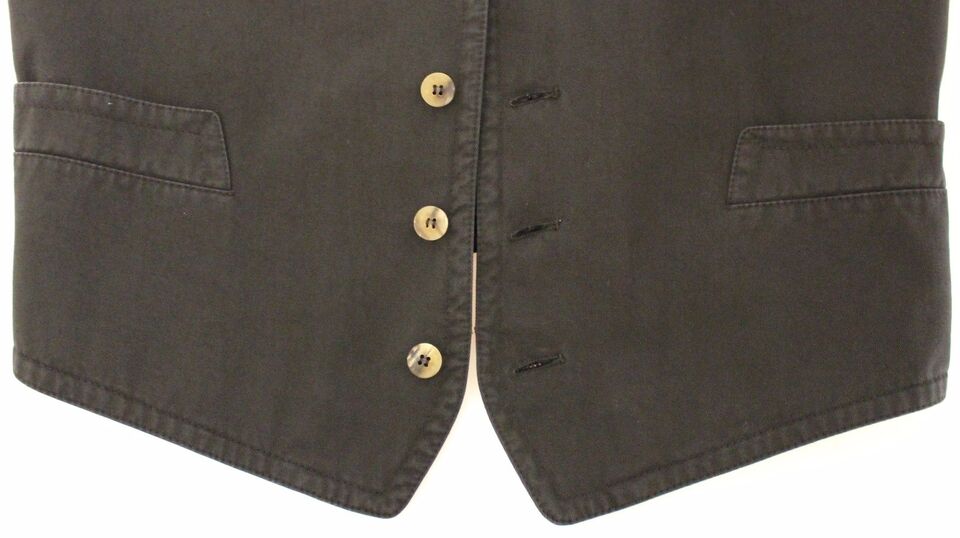 Gilet Dolce & Gabbana en coton mélangé noir, veste sans manches élégante pour homme, détail de la coupe raffinée.
