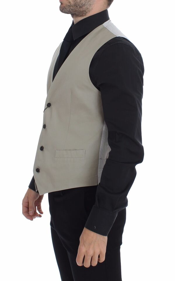 Gilet Dolce & Gabbana en soie beige, costume formel, élégant et sophistiqué, porté sur une robe ou une tenue habillée.