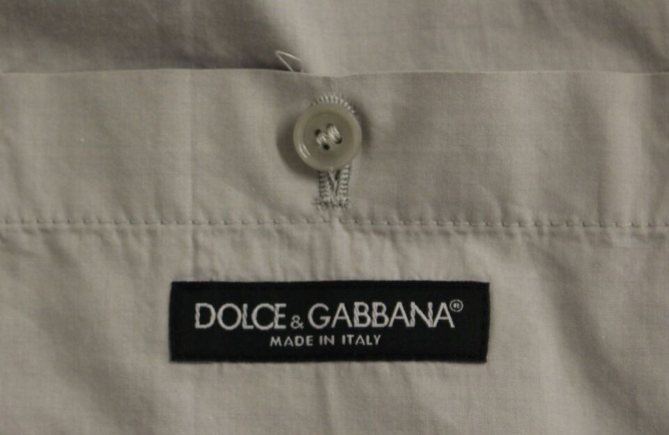 Robe élégante en soie beige de Dolce & Gabbana, gilet formel en tissu de luxe, détail de la veste sans manches.