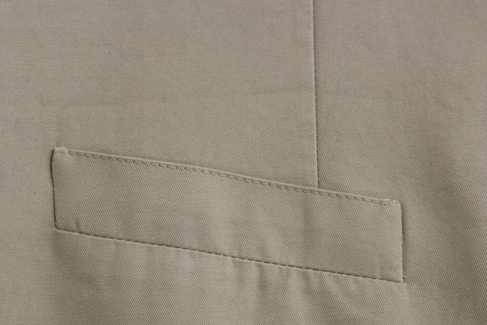 Robe beige en soie mélangée de Dolce & Gabbana, robe formelle élégante avec gilet ou veste sans manches.