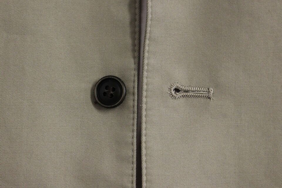 Gilet en soie beige Dolce & Gabbana pour homme, veste formelle élégante avec détails précis et tissu de qualité.