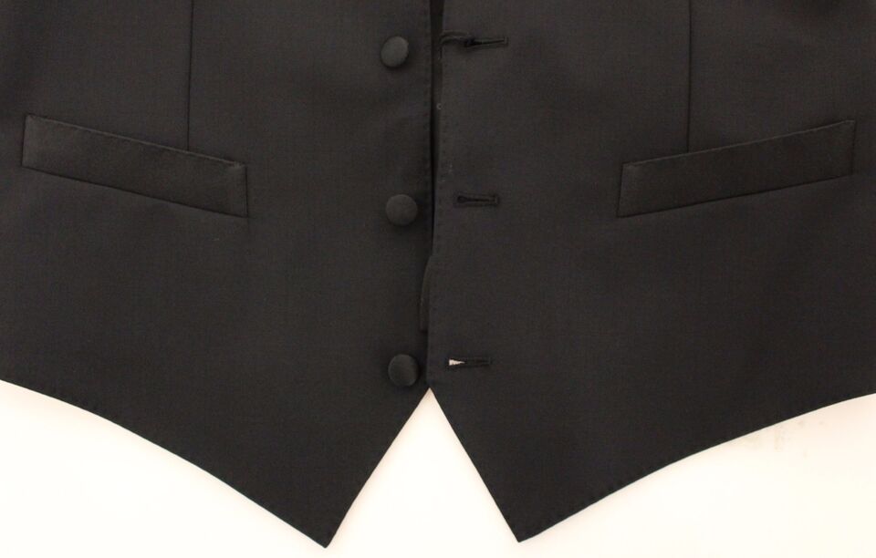 Gilet blazer en laine et soie noir Dolce & Gabbana, ajusté, avec col élégant et détails sophistiqués, porté sur mannequin.