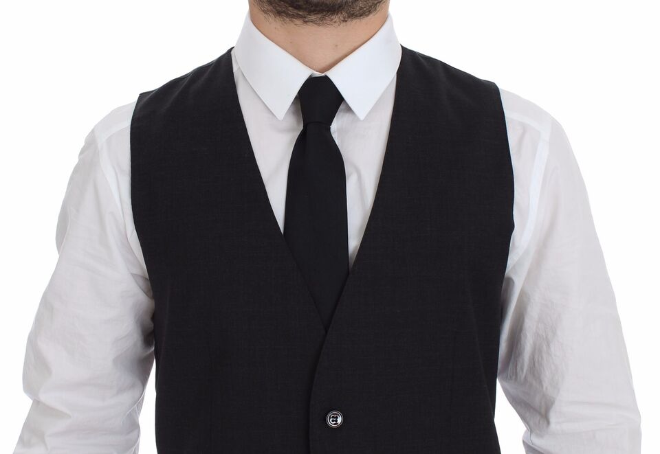 Gilet formel gris Dolce & Gabbana à boutonnières, coupe slim fit, porté sur un mannequin pour un look élégant et sophistiqué