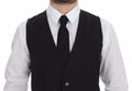 Gilet formel gris Dolce & Gabbana à boutonnières, coupe slim fit, porté sur un mannequin pour un look élégant et sophistiqué