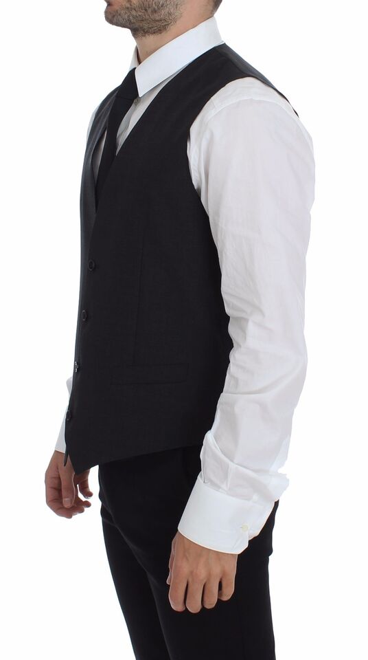 Gilet formel gris à boutonnières Dolce & Gabbana, coupe ajustée slim fit, porté sur un mannequin.