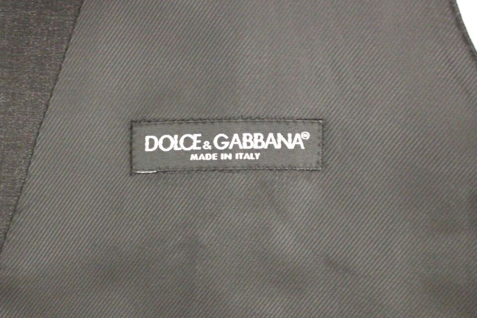 Gilet formel gris Dolce & Gabbana à boutonnière, coupe slim fit, porté sur une tenue élégante.