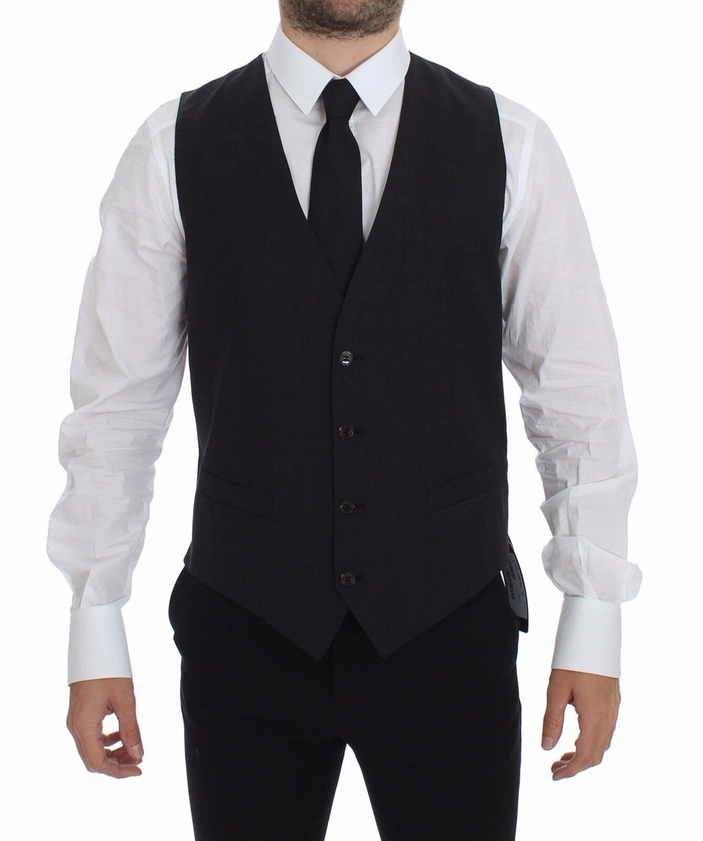 Gilet formel gris Dolce & Gabbana à boutonnières, coupe slim fit, porté sur un mannequin.