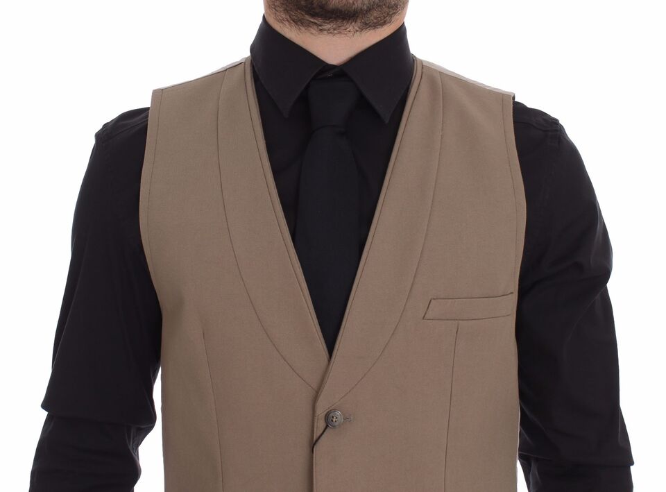 Gilet beige en coton Dolce & Gabbana, coupe slim, avec boutons sur le devant, porté sur un mannequin.