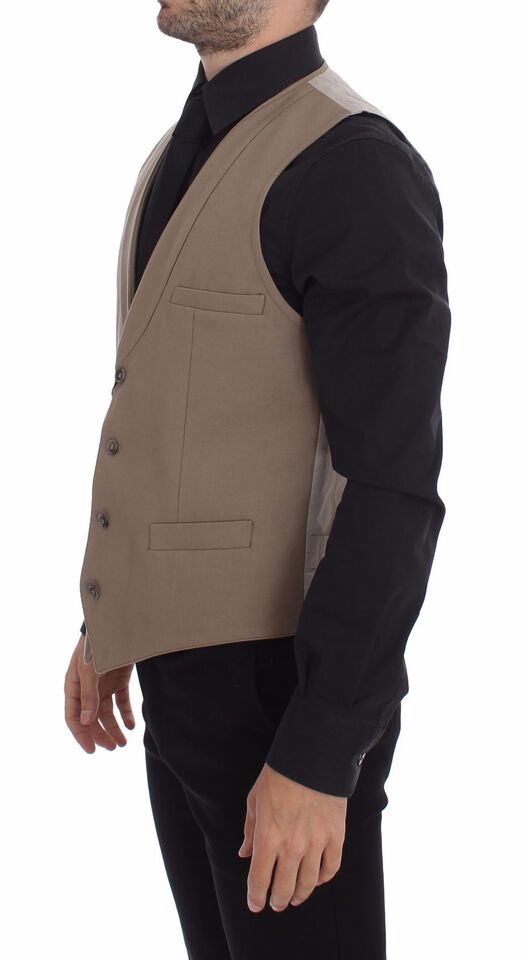 Gilet beige en coton de coupe slim avec boutons de la marque Dolce & Gabbana, porté sur un fond neutre.