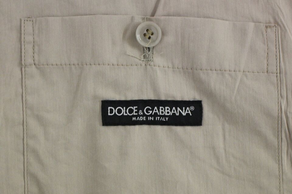Gilet beige en coton Dolce & Gabbana à coupe slim avec boutons sur le devant, porté sur un mannequin.