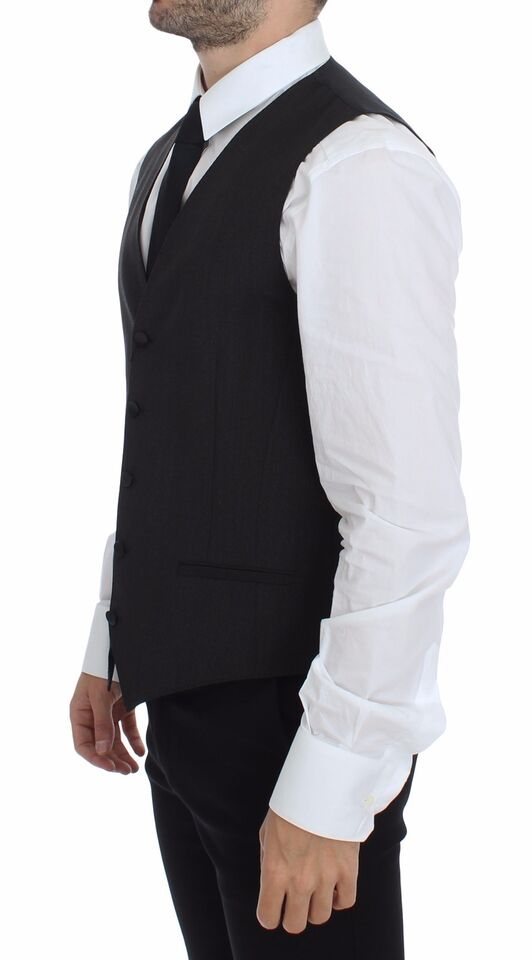 Gilet blazer en laine gris Dolce & Gabbana, ajusté, avec col en V et détails élégants, porté sur un mannequin.