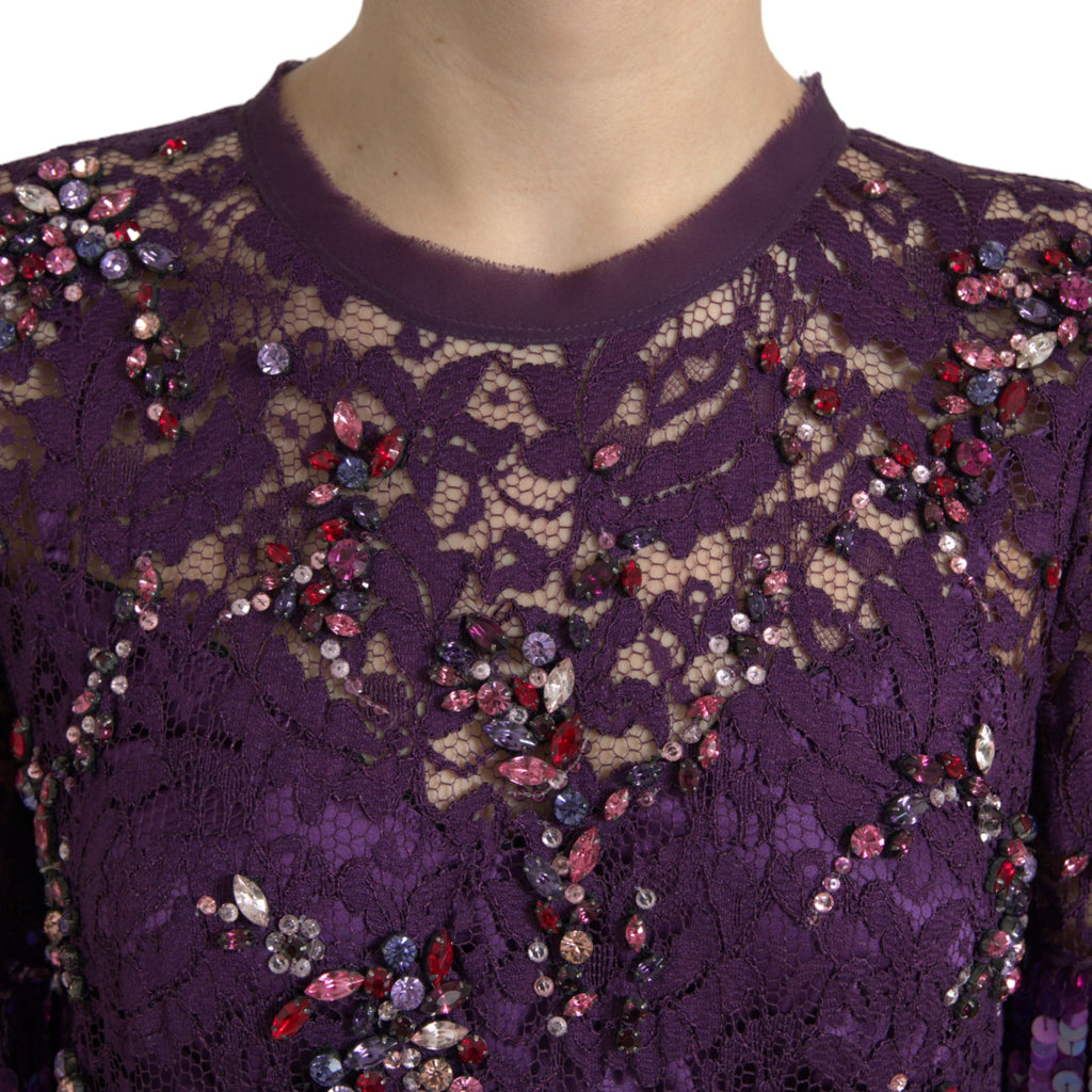 Robe en dentelle florale violette de Dolce & Gabbana ornée de cristaux, élégante et sophistiquée.