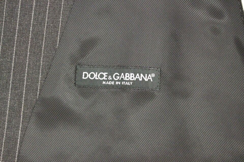 Gilet en laine gris à rayures Dolce & Gabbana, ajusté à un seul bouton, porté sur un fond neutre.