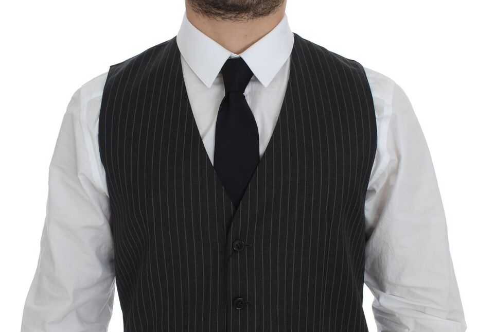 Gilet en laine gris à rayures Dolce & Gabbana à simple boutonnage, porté sur un mannequin.