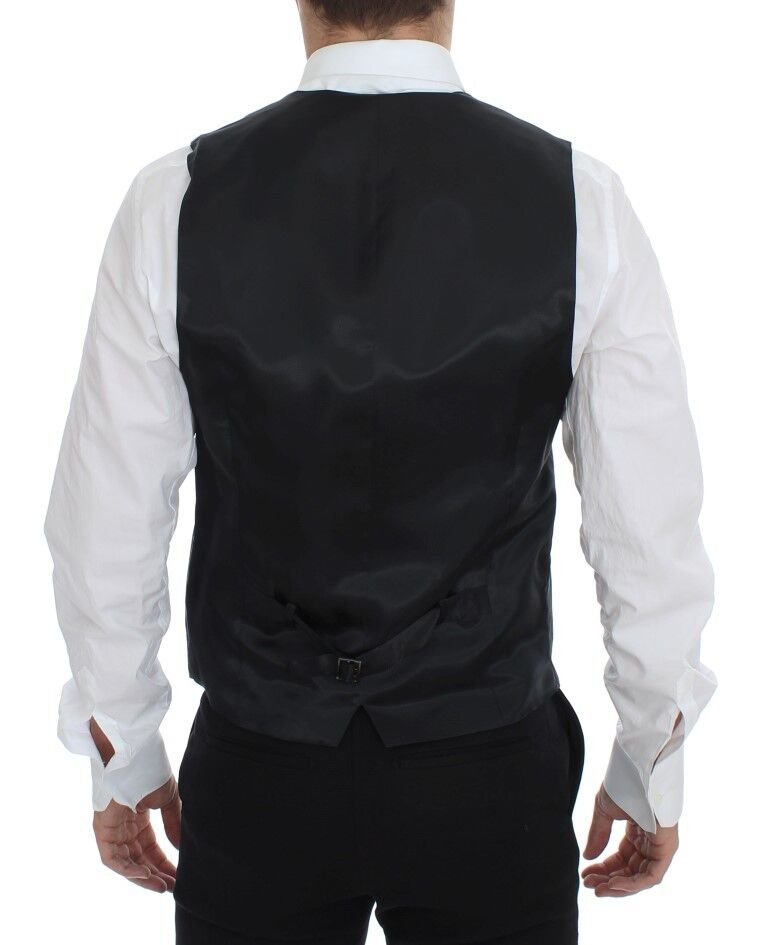 Gilet en laine gris rayé de Dolce & Gabbana, à col en V et fermeture à un bouton, porté sur un mannequin.