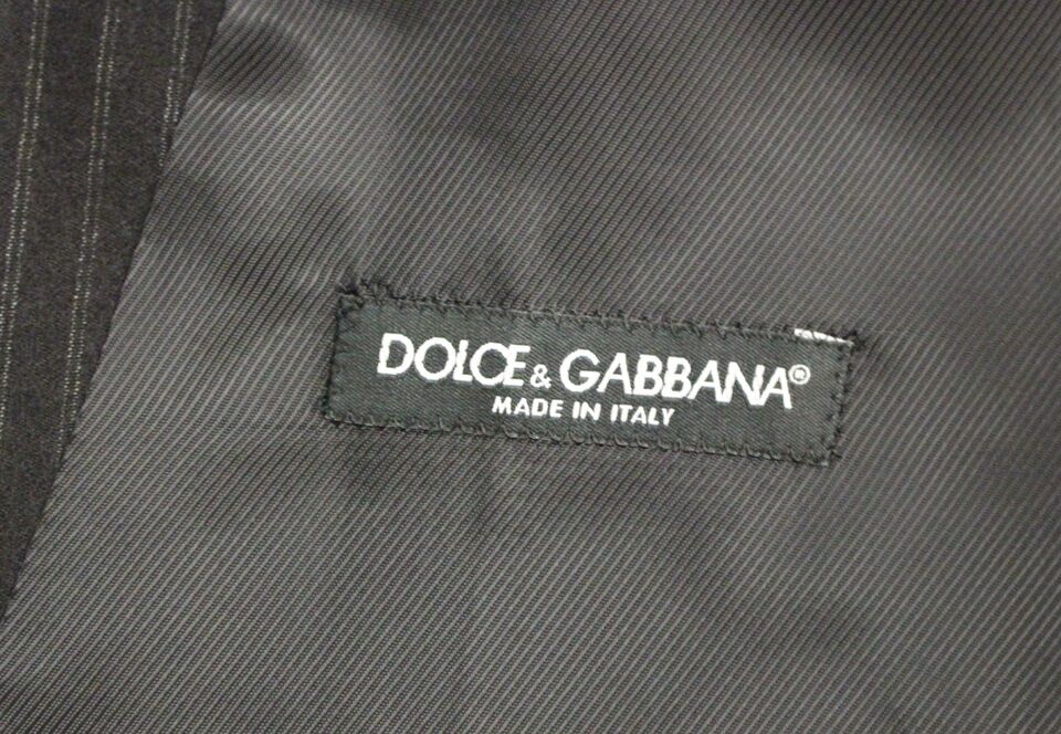 Gilet en laine noir à rayures de Dolce & Gabbana, coupe simple boutonnée, porté sur un fond neutre.