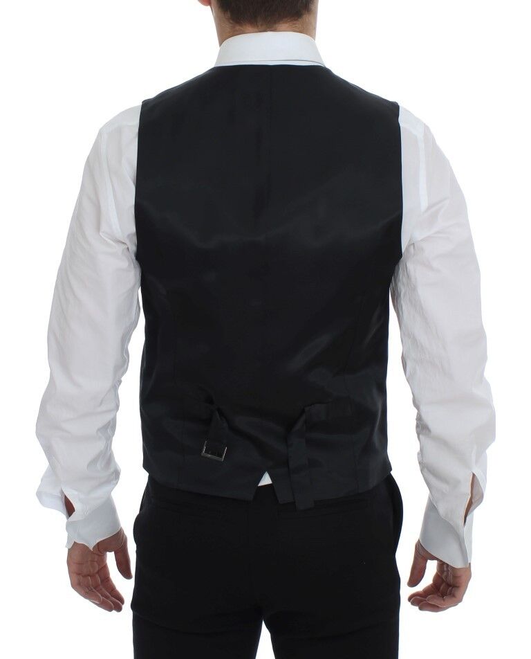 Gilet en laine noir à rayures de Dolce & Gabbana, à simple boutonnage, porté sur un mannequin.