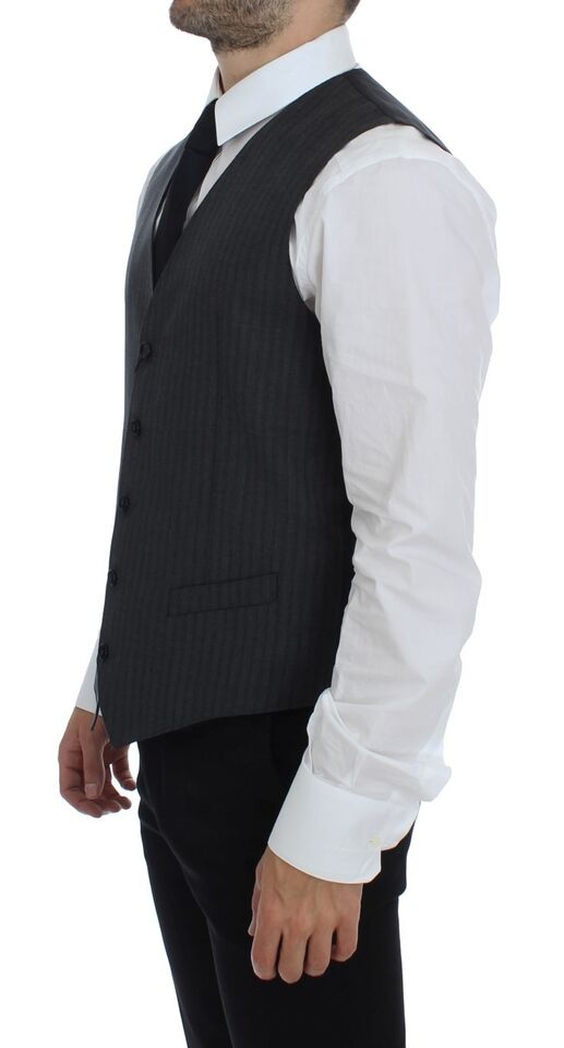 Gilet en laine noir à rayures avec boutonnière simple, de marque Dolce & Gabbana, porté sur un mannequin.