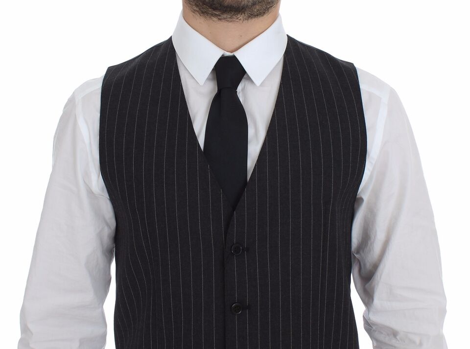 Gilet en laine gris à rayures et logo Dolce & Gabbana, veste élégante pour homme ou femme.