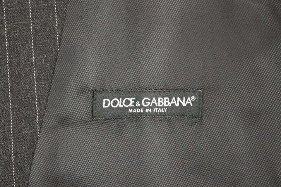 Gilet en laine gris à rayures avec logo Dolce & Gabbana, veste élégante pour homme, détail visible sur le devant.