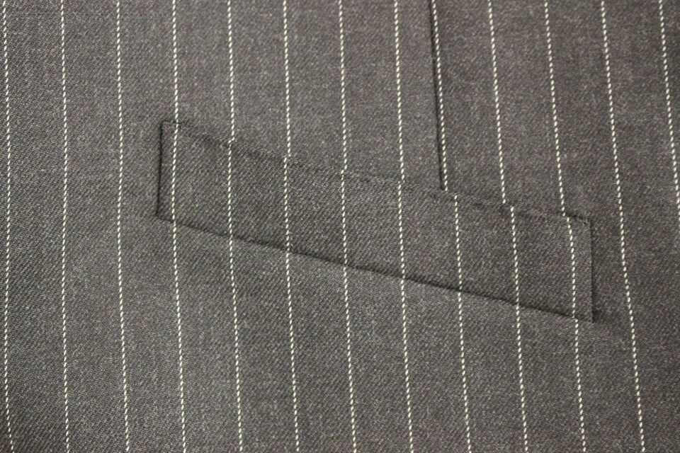 Gilet en laine gris à rayures avec logo Dolce & Gabbana, veste élégante pour homme, détail visible en tissu.